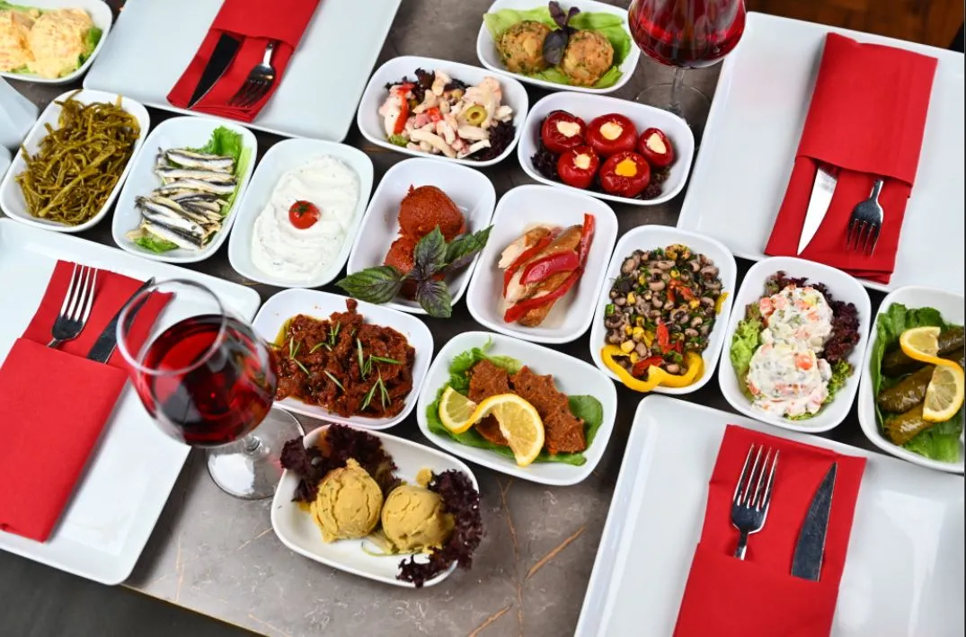 LARGE MENU TICKET  2025 : PRIVATE STANDART TABLE WITH LARGE ROYAL MENU - Hotel Pick Up and Drop off Included.