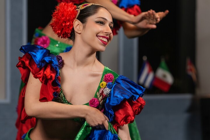 DINNER CRUISE WITH BIRTHDAY CAKE AND SONG - BEST TABLE