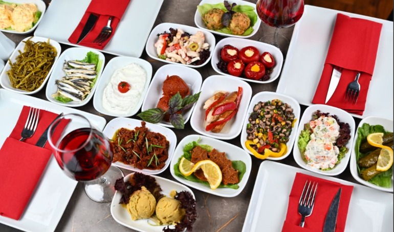 LARGE MENU BOSPHORUS CRUISE 2025 : PRIVATE STANDART TABLE WITH LARGE MENU - Meeting Point