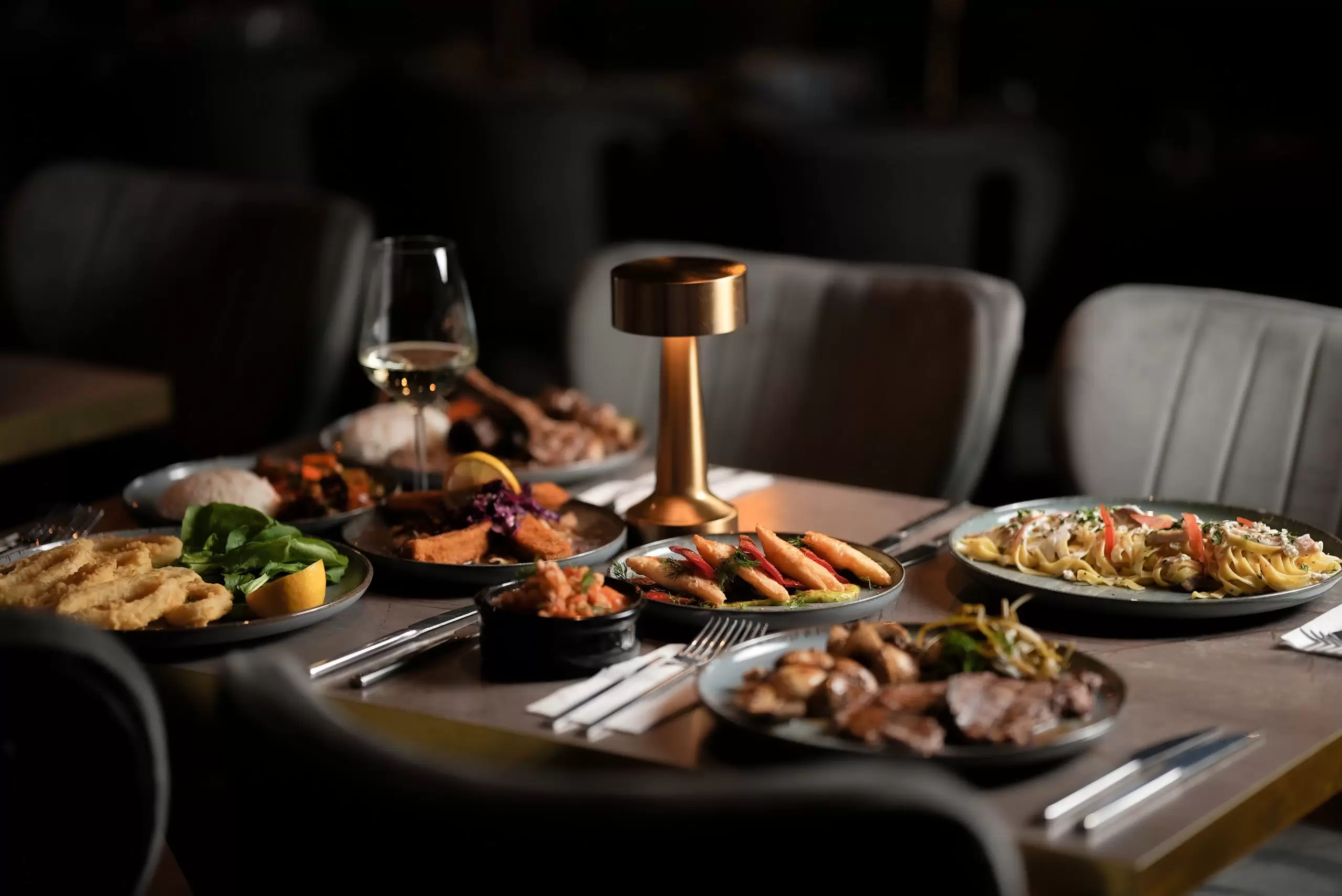 CRAZY SALE 2025 : PRIVATE CLOSE TO SHOW TABLE WİTH ALCOHOL - Meeting Point