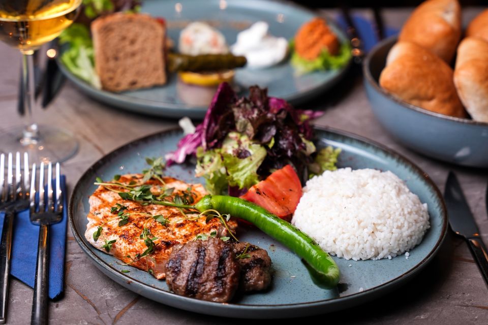 CRAZY SALE 2025 : PRIVATE VIP FRONT OF SHOW TABLE - WITH ALCOHOL - Meeting Point