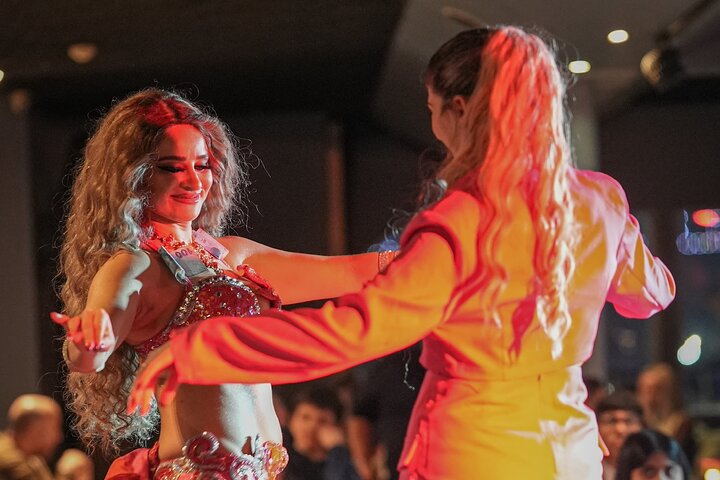 CRAZY SALE 2025 : PRIVATE VIP FRONT OF SHOW TABLE - WITH ALCOHOL - Meeting Point