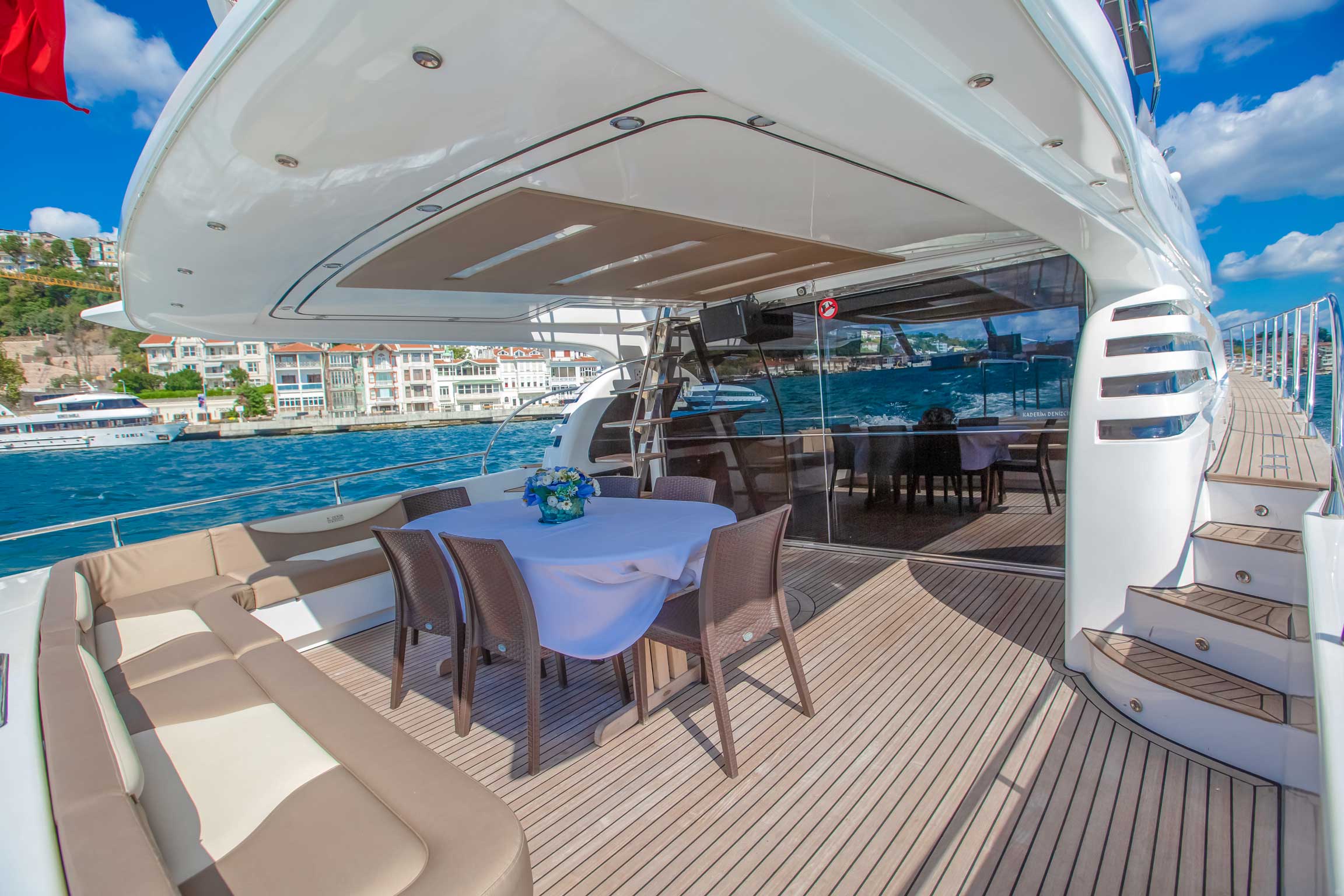 LUXURIOUS PRIVATE YACHT 