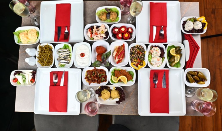 CRAZY SALE 2025 : PRIVATE CLOSE TO SHOW TABLE WITH LARGE MENU - Meeting Point